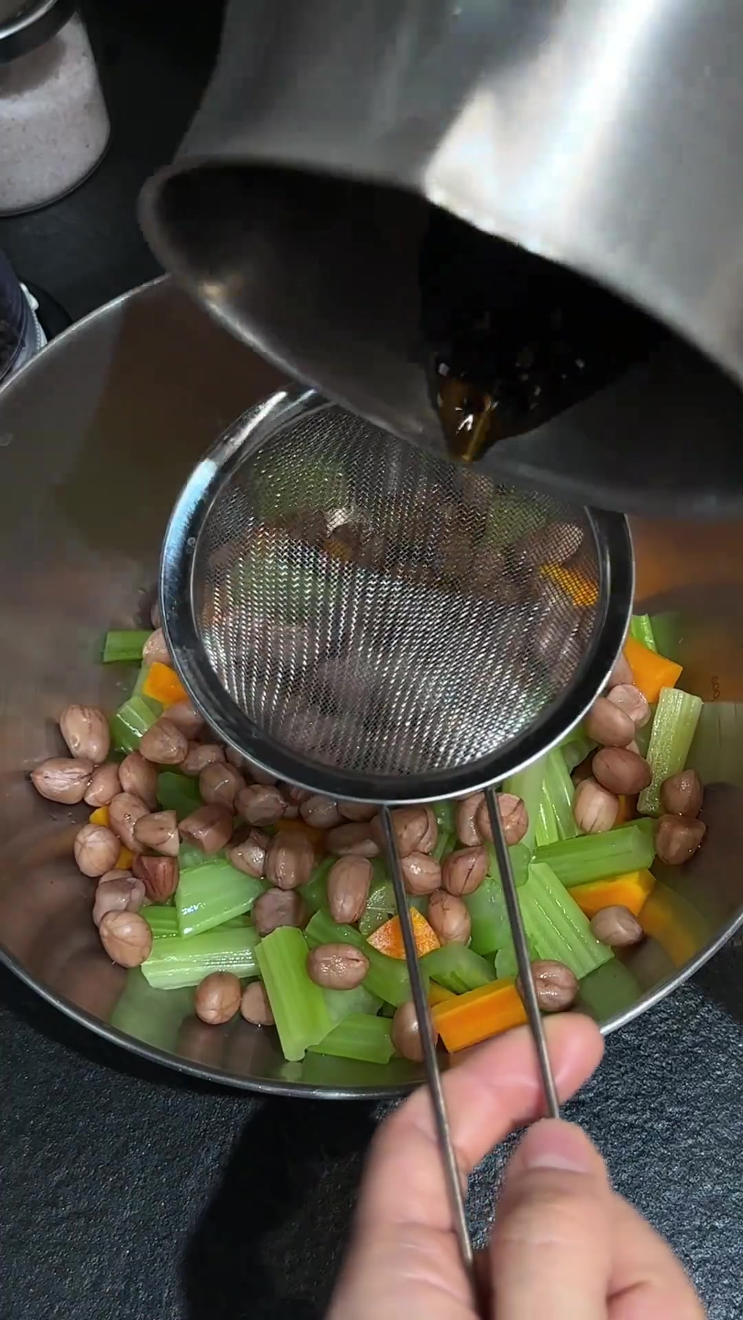 今天小小猪吃的是小笼包、凉拌芹菜花生、山药百合杂粮粥