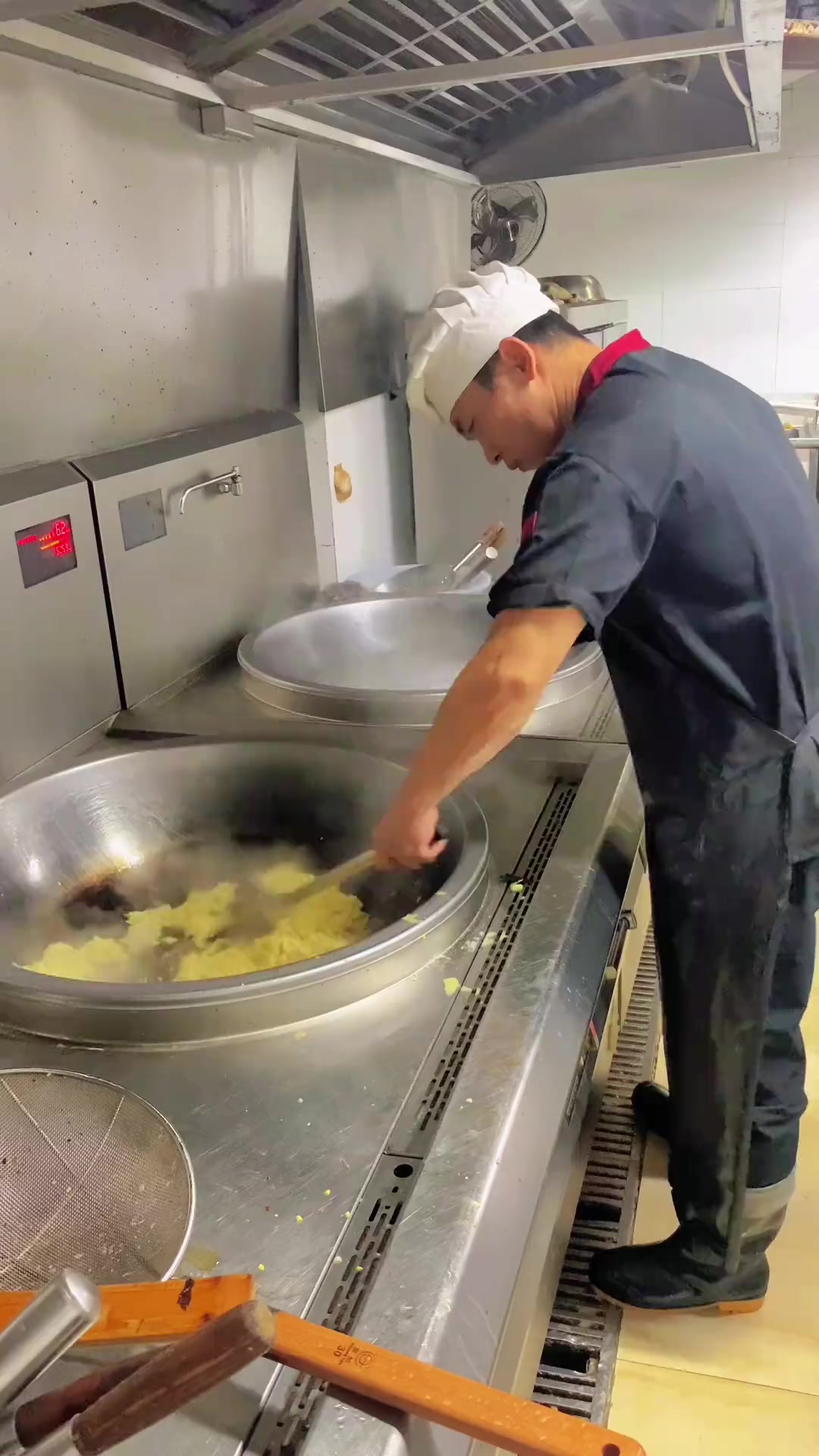 食堂厨师干五年，占大锅拿低薪，炒菜炒到脱力！