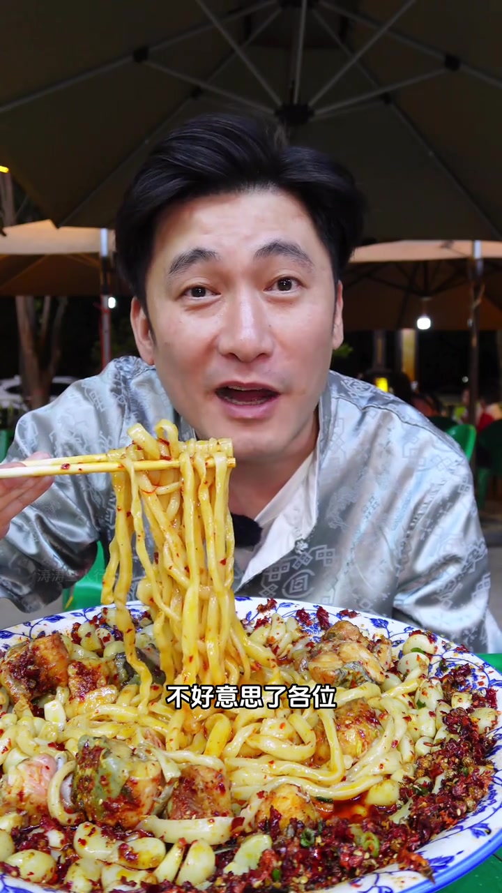 参观完兵马俑吃「蒜瓣鱼」景胜饭香,到最后始皇上身,致敬经典,最后有彩蛋哦