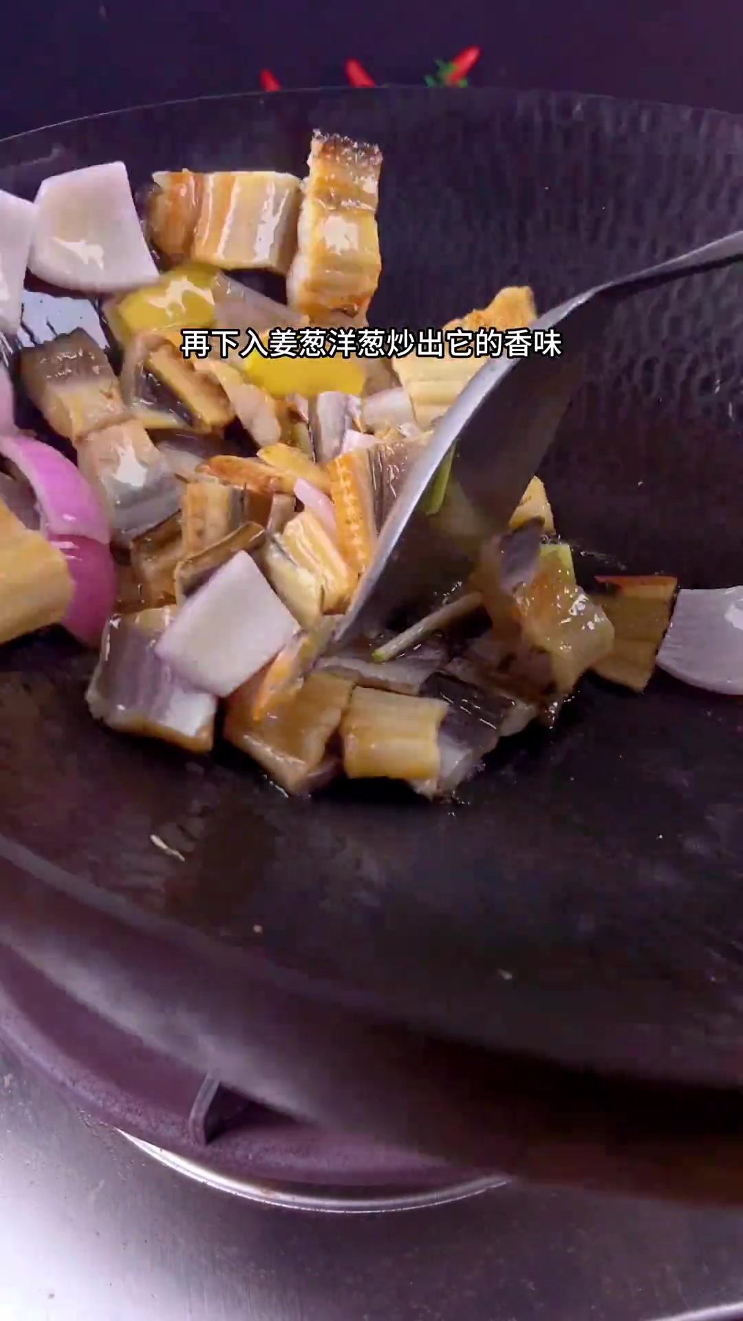 如果你没来过温州那也一定要试试这个鳗鱼鲞炖豆腐,鲜香四溢,鲜美无比～