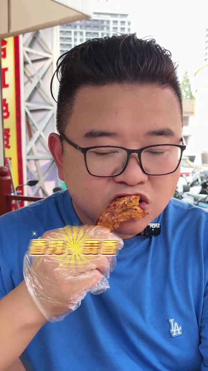 广西超火的炸鸭爪在六安也可以吃到了,香香脆脆的真的好吃!