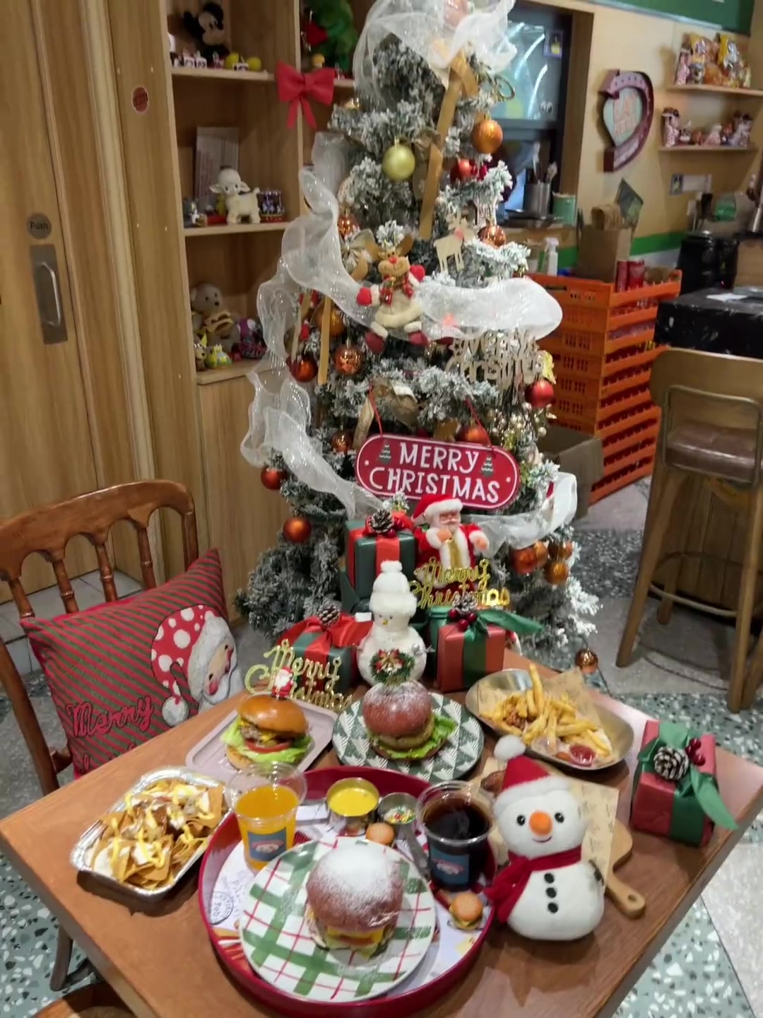 青岛这家汉堡店圣诞节氛围拉满!
