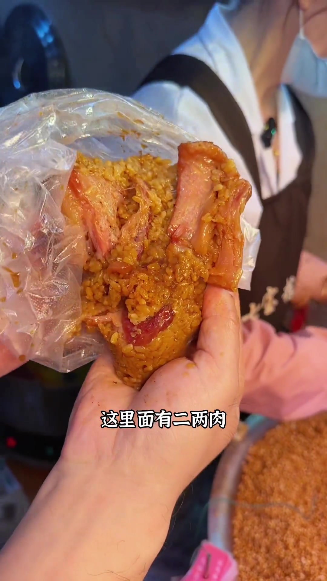 七宝老街，除了汤圆和羊肉，还有啥好吃的？今天带老妈来买点粽子，看看味道如何！