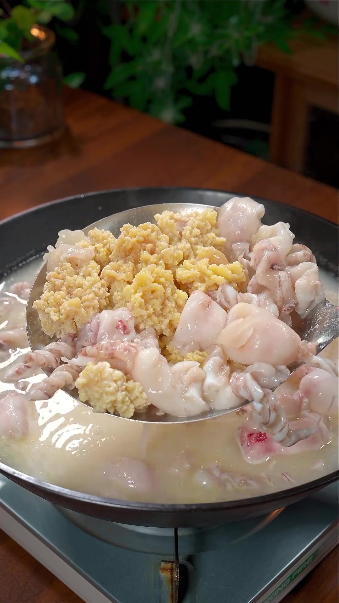 湖南一湘菜馆将没人要的鱼子鱼泡做成招牌菜，方法分享