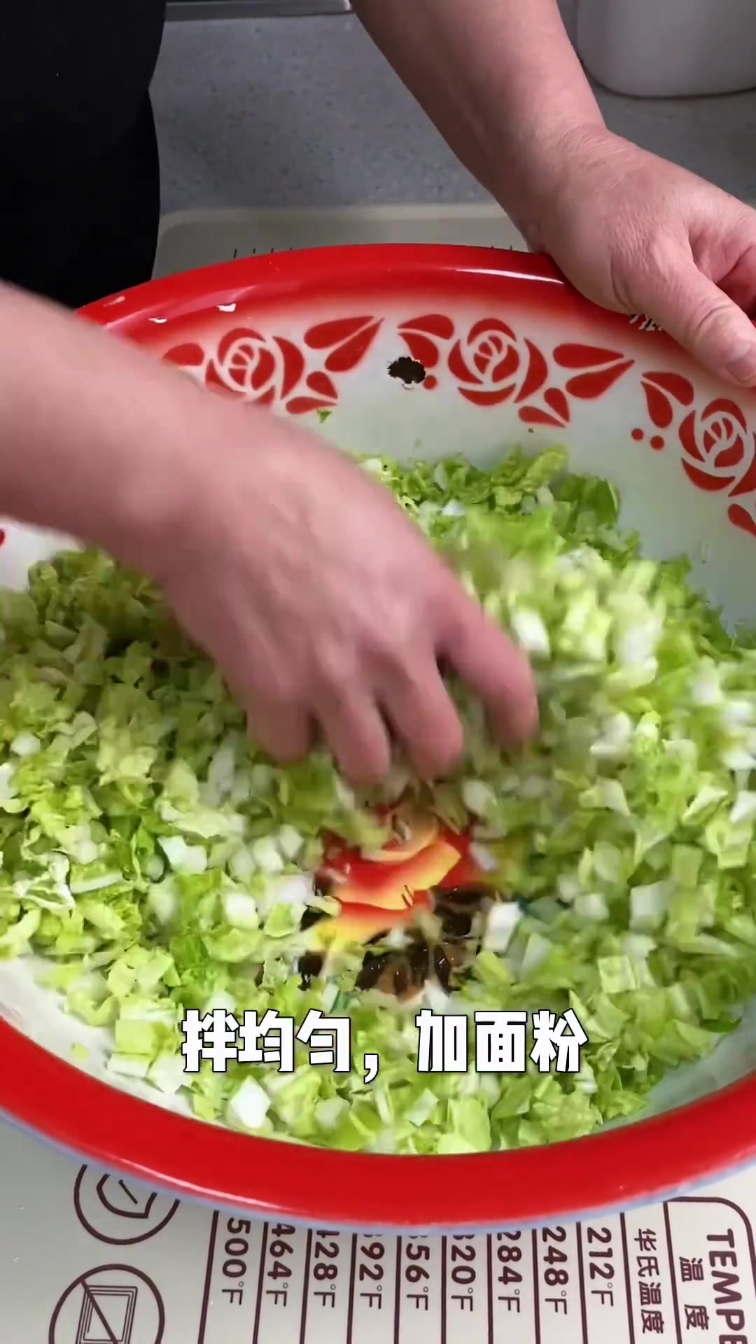 白菜菜团子，这样做简单又好吃，看到视频的朋友可以做一下。喜欢双击关注哦