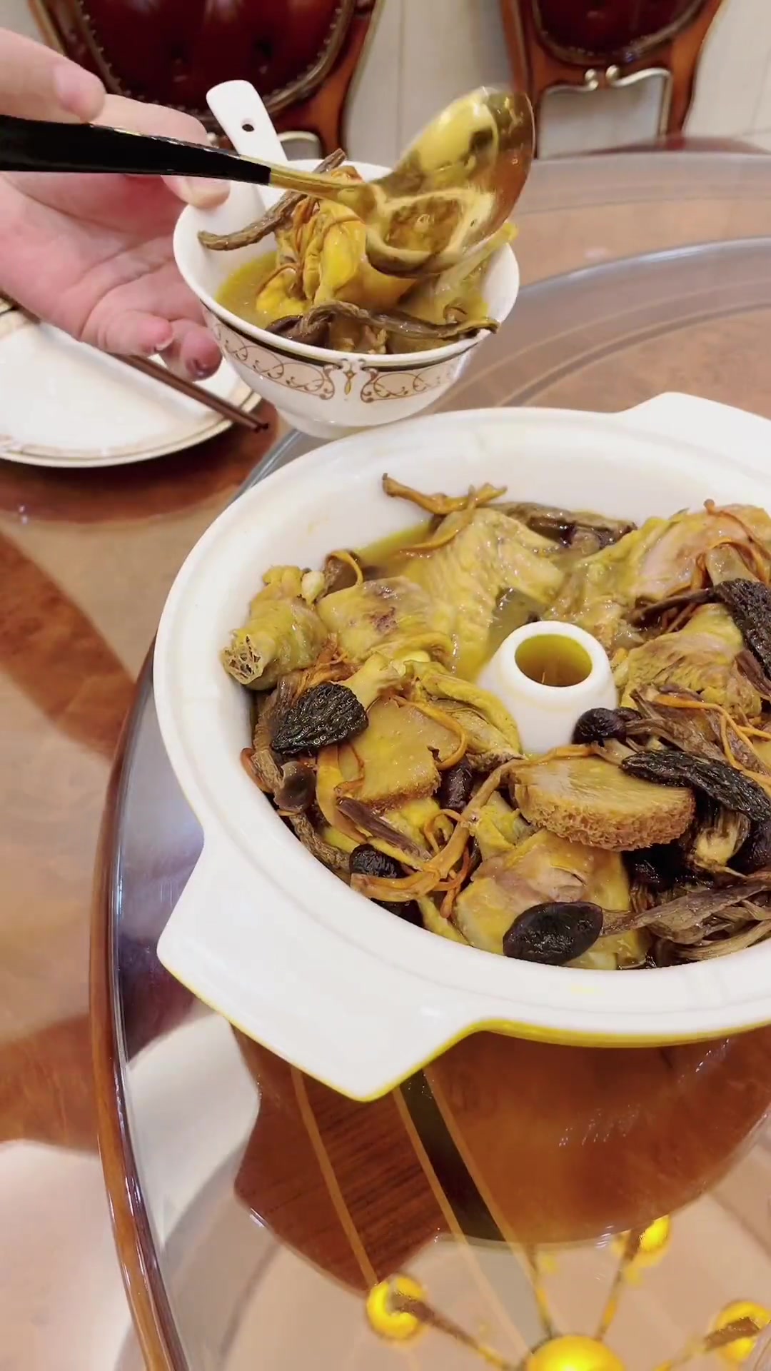 老公做的汽锅鸡和海鲜粉丝煲太好吃了