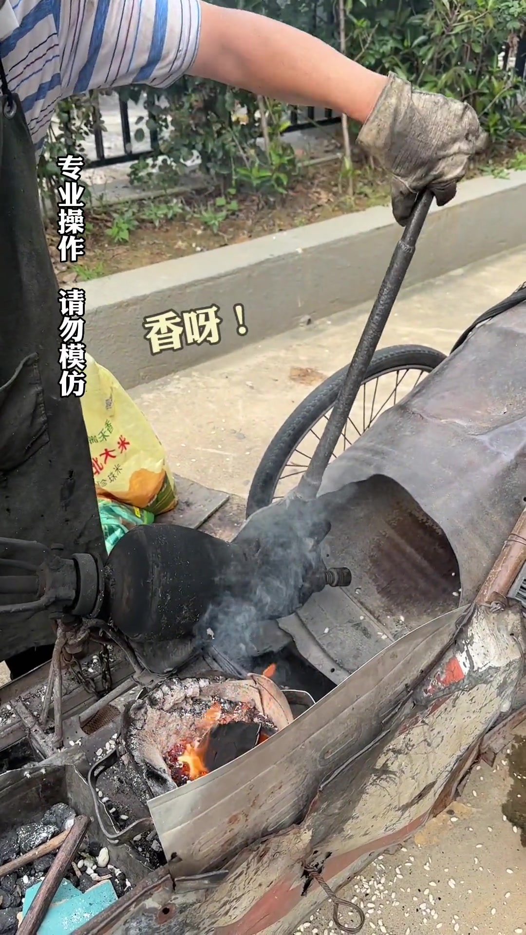 街头偶遇爆米花小摊,一袋子5块,满满的童年回忆