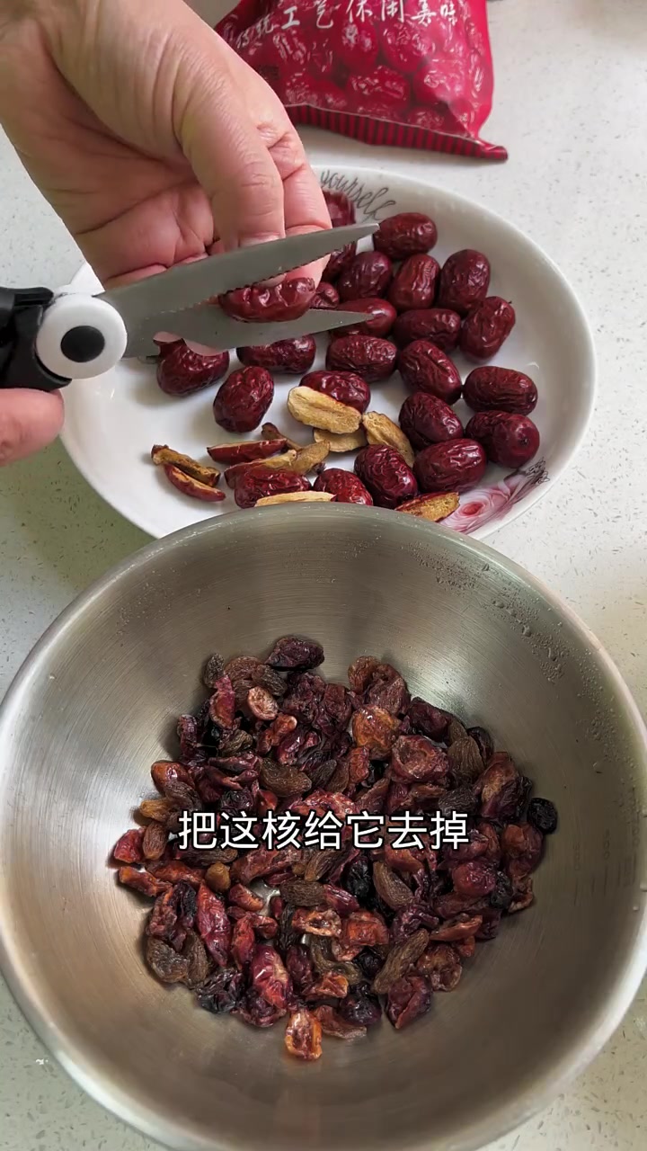 端午节快到了，电饭煲镜糕做起来，也叫甑糕，枣香浓郁，软糯香甜