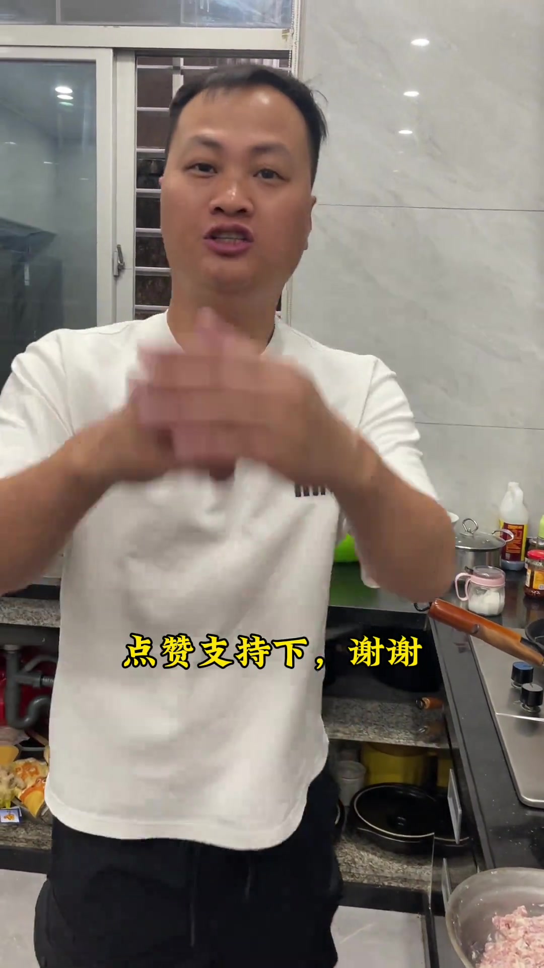 家常菜,喜欢吃金针菇炒肉的,在家像我这样炒