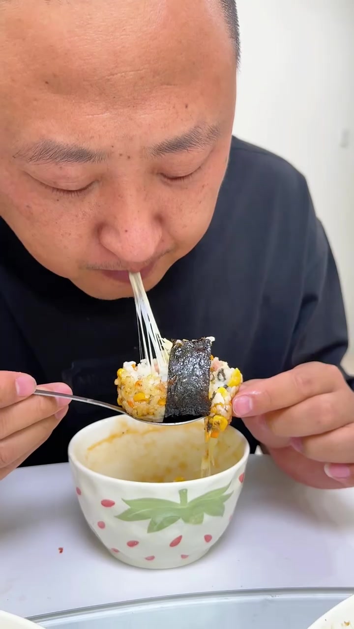 今早的「午餐肉芝士饭团」生病的小儿子都吃了两个！「山药疙瘩汤」做早餐也是超适合 记录真实生