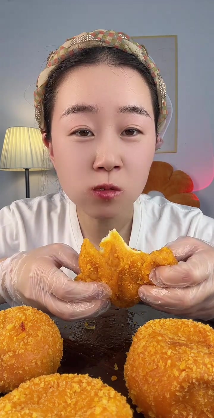 香喷喷的红薯饼,美味油炸小吃的快乐享受