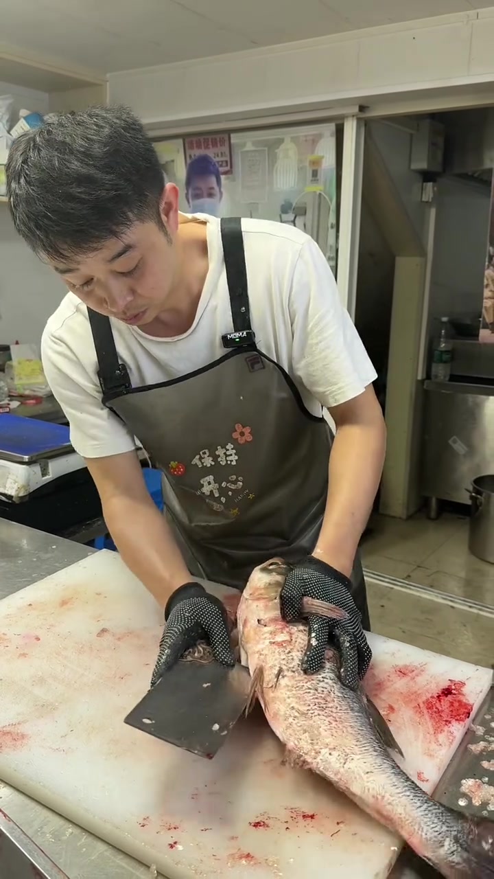 新鲜活鱼，锋利菜刀，厨房必备利器