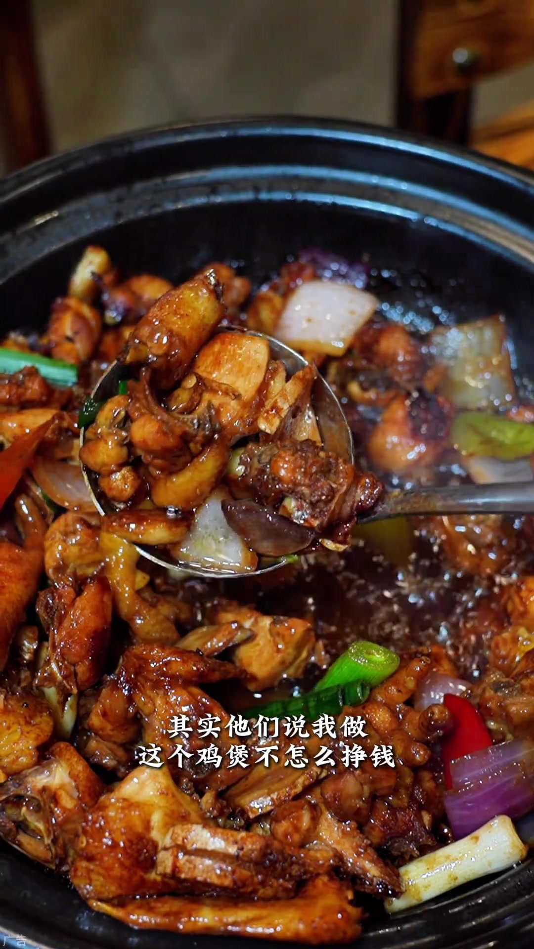 老刘在海口做砂锅鸡煲，猛炒文昌鸡，薄利赢口碑