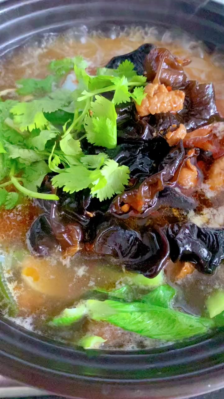 天冷为家人做砂锅米线，汤鲜味美且营养丰富