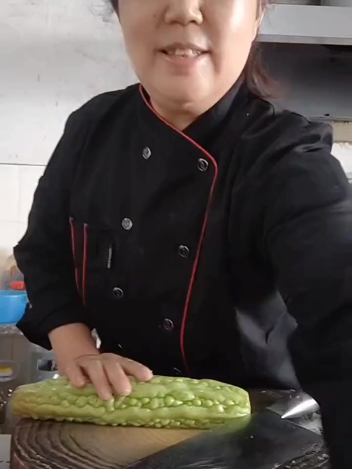 酸辣鸡杂,苦瓜炒肉,芥菜,萝卜骨头汤