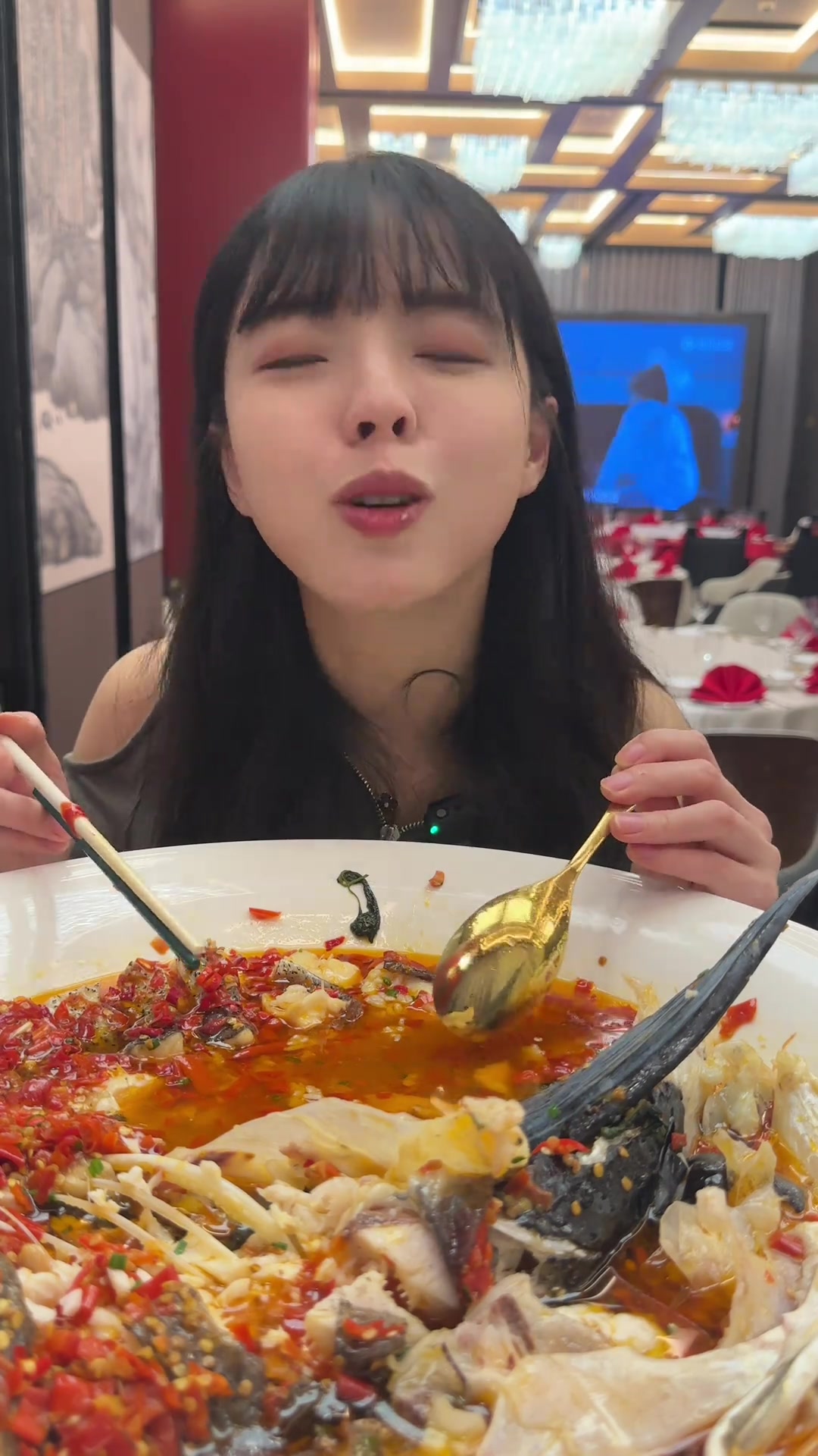 今天吃的是千岛湖剁椒鱼头拌饭!