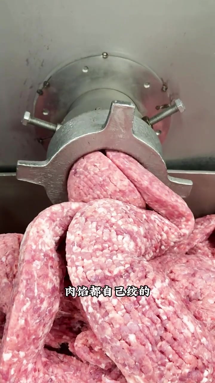 今天朱老师带你们探厂,全国超6000家门店的巴比馒头工厂,看看肉馅和蔬菜馅都是怎么做出来的