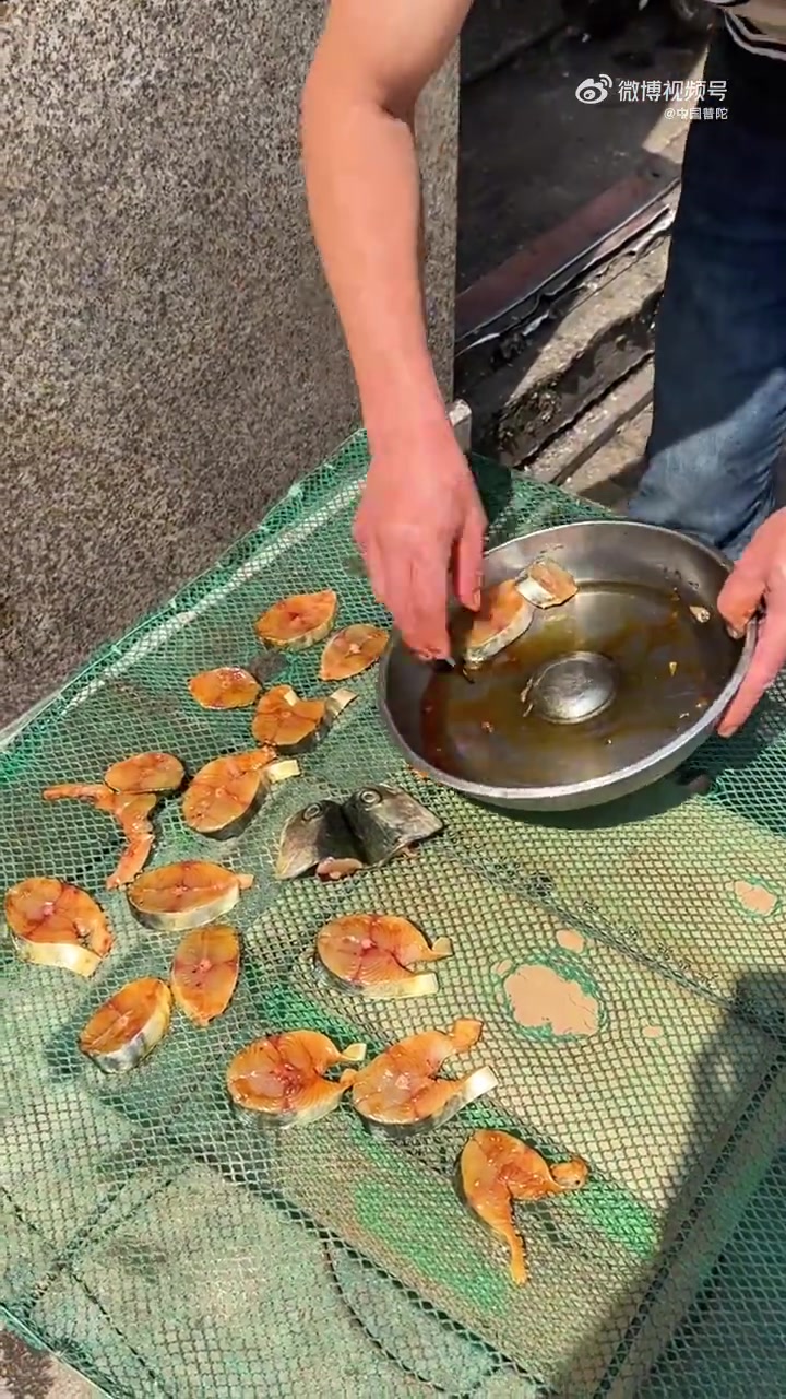 舟山老饕私藏酸甜秘方!熏马鲛鱼这样做也太绝了吧～「食材准备」透骨新鲜马鲛鱼(去内脏黑膜)、