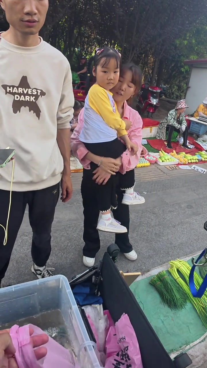 听董事长们的建议，今天做了广告牌，还收到了礼物