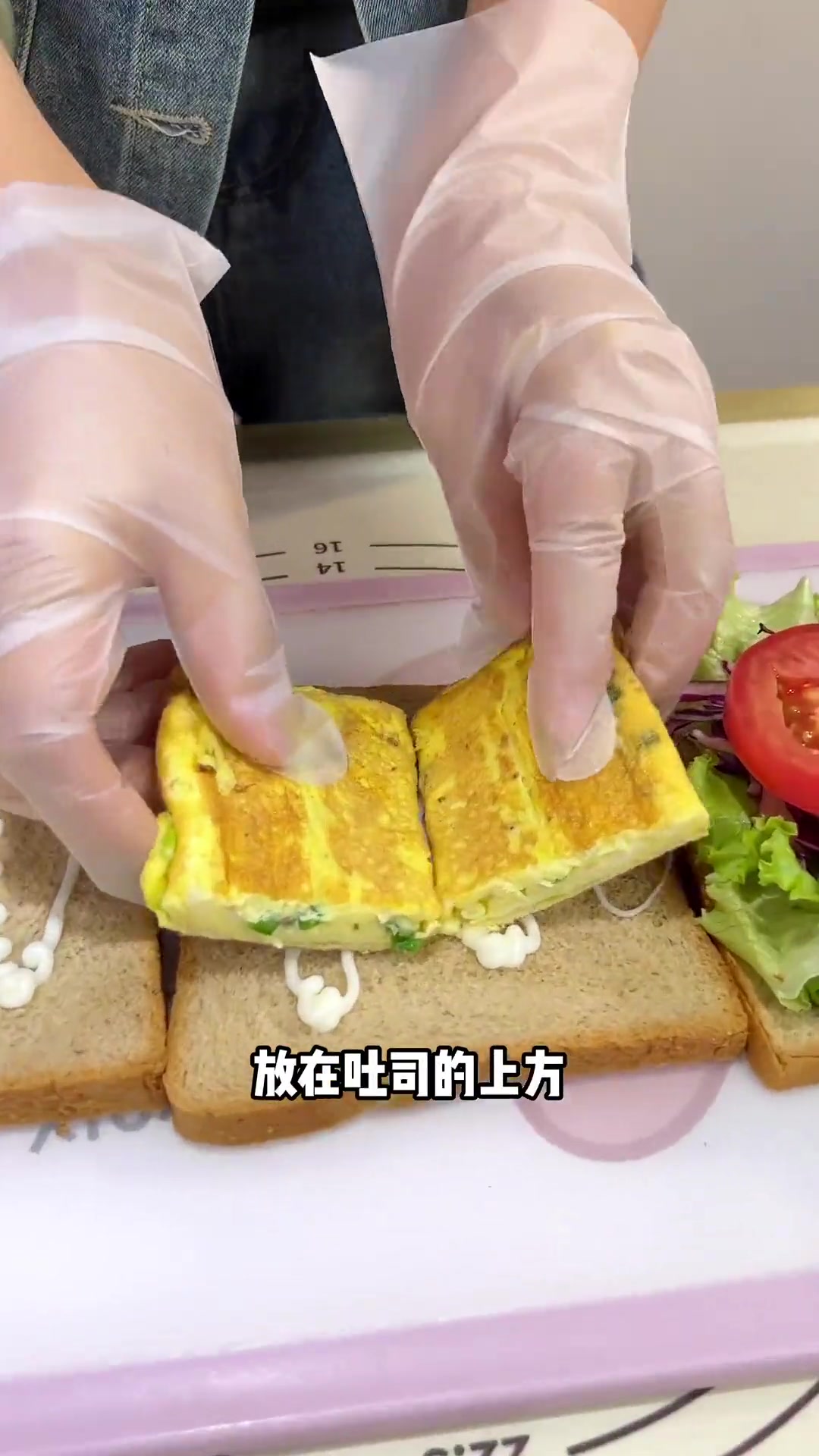 简单又营养丰富的厚蛋蟹柳三明治它来啦，一口下去超满足，鲜美的口感~