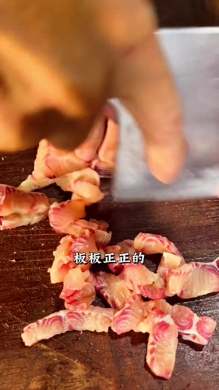 江里捕获十来斤重“带花纹的埃及鲶鱼”做鱼生，金黄色的肉、鲜、甜、嫩！