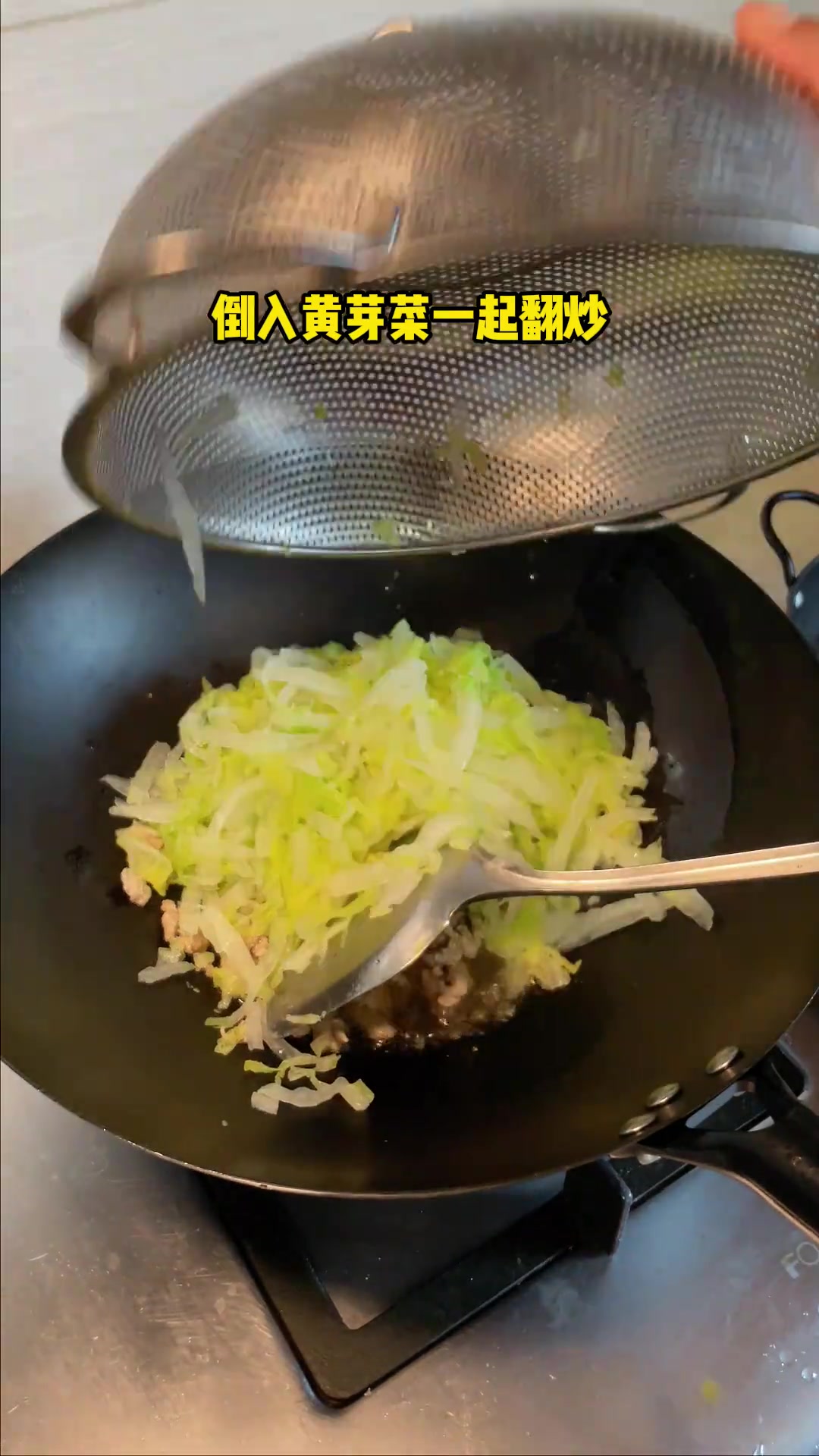 黄芽菜肉丝炒年糕,怎么炒都好吃,我的做法有点不一样