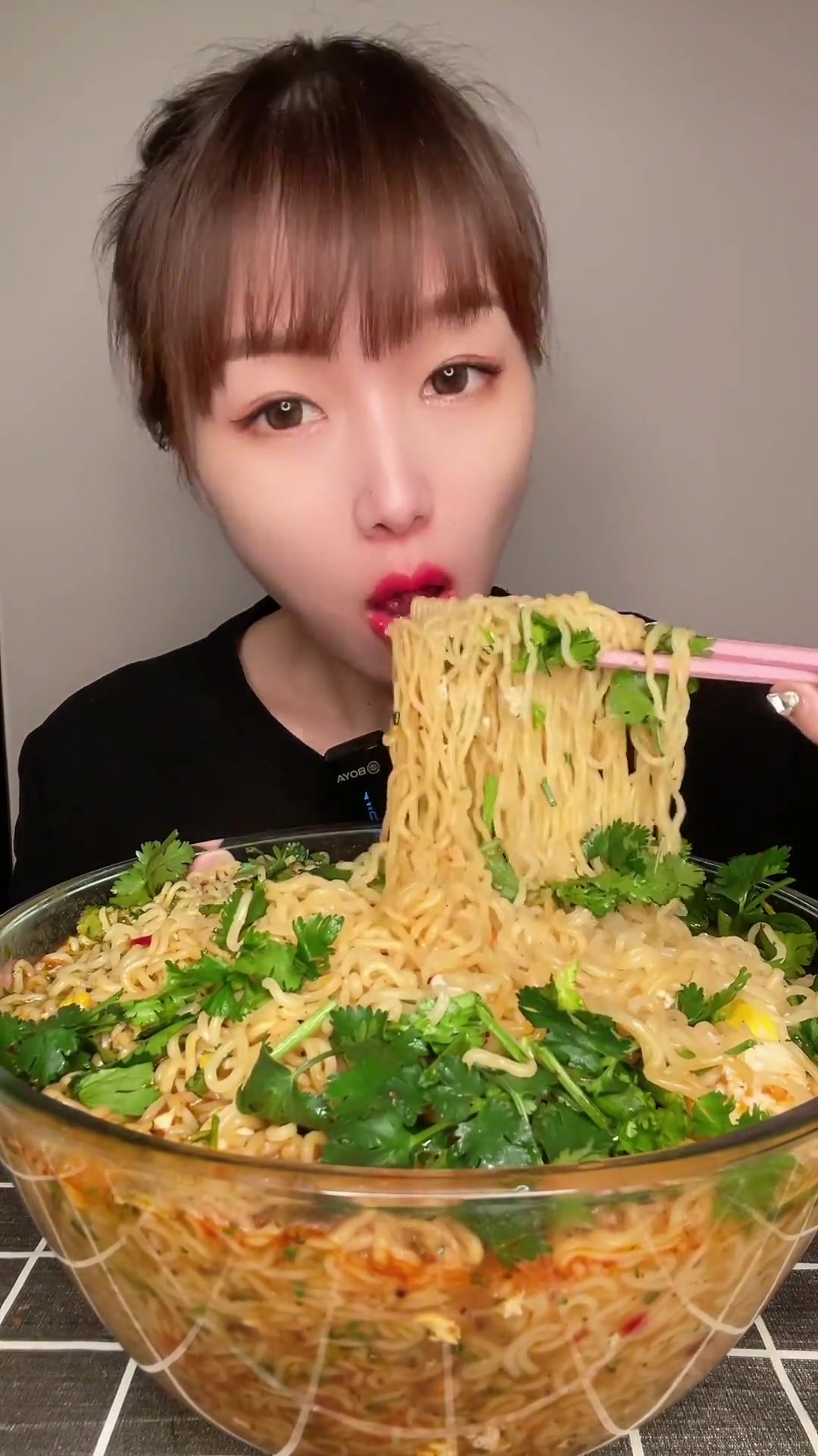 回应质疑!10包方便面煮面实测,这次吃的时候加速了