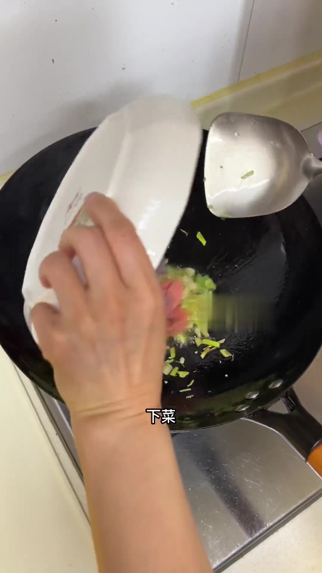 今天吃炒洋芋擦擦，味道太美了，家里只要有洋芋就可以安排上了，你们喜欢吃蒸的还是炒的？