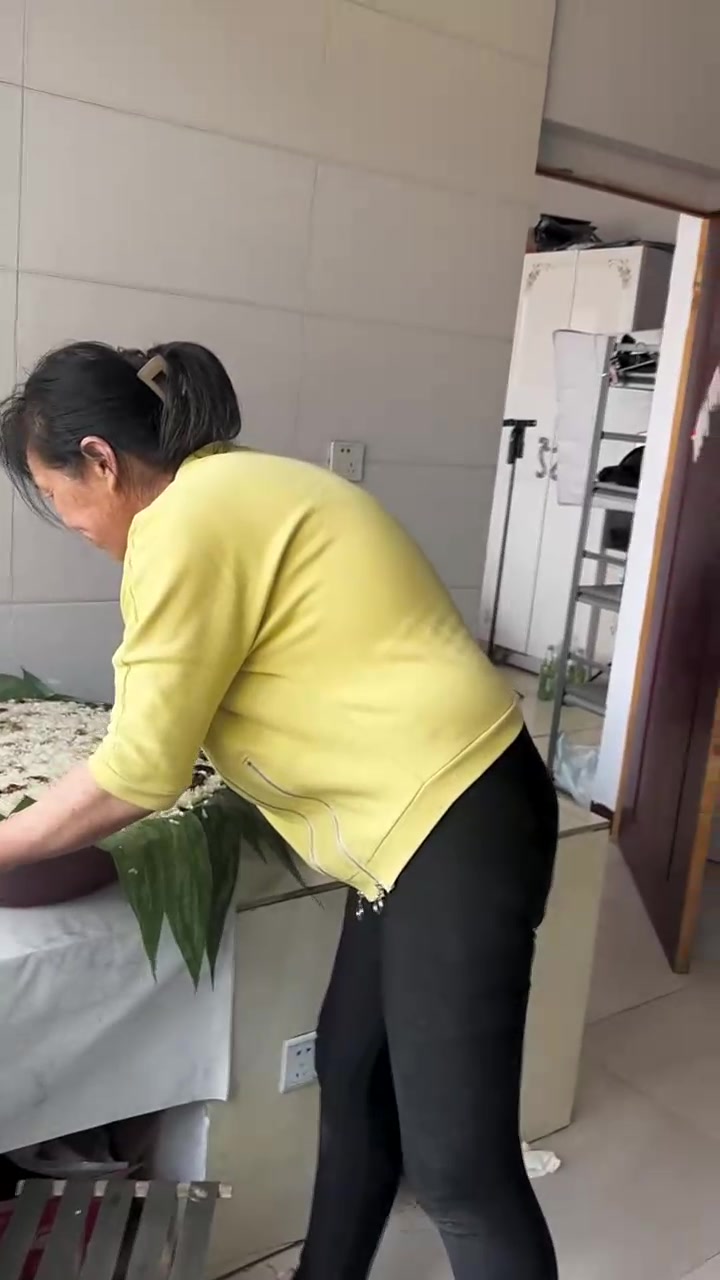 转眼又是端午节了,包粽子少不了,不过本地习俗吃凉糕更多,老妈精心准备了红枣葡萄干以及粽叶糯