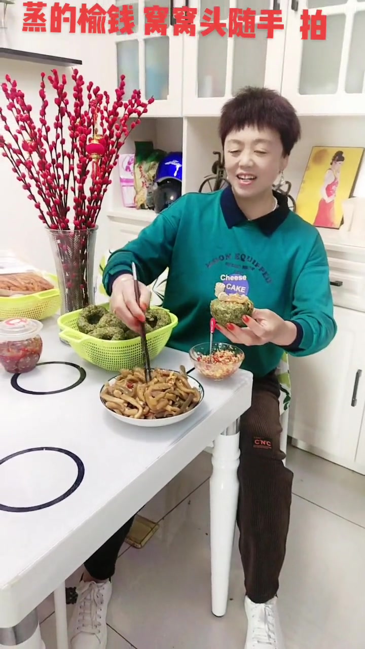 手捧窝头鱼牙伴，菜无衣，心痛到极致！