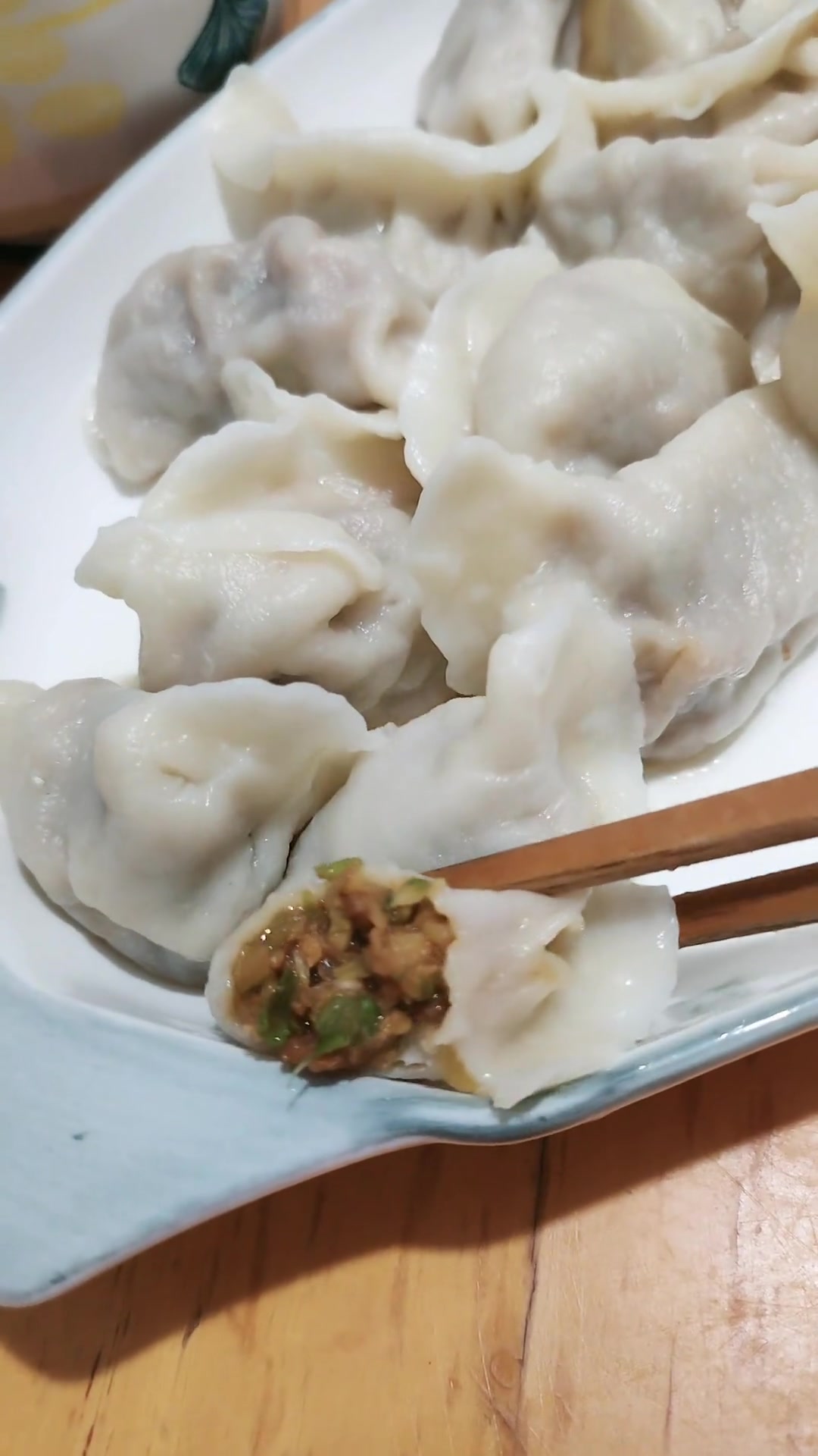 老公辛苦了一天了!晚上九点下班我给包饺子吃!他说饺子馅好吃!夫妻互相理解尊重!心若在爱就在