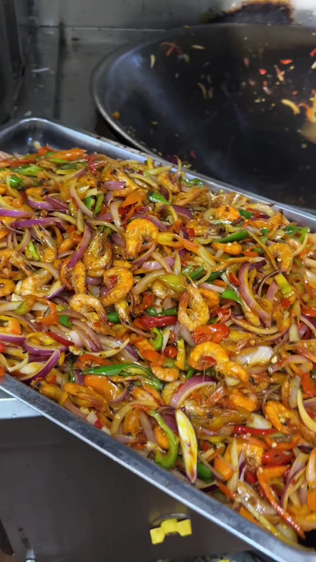 今日分享食堂大锅菜洋葱炒虾，香辣酥脆超好吃哦，喜欢的朋友来个小红心支持一下吧