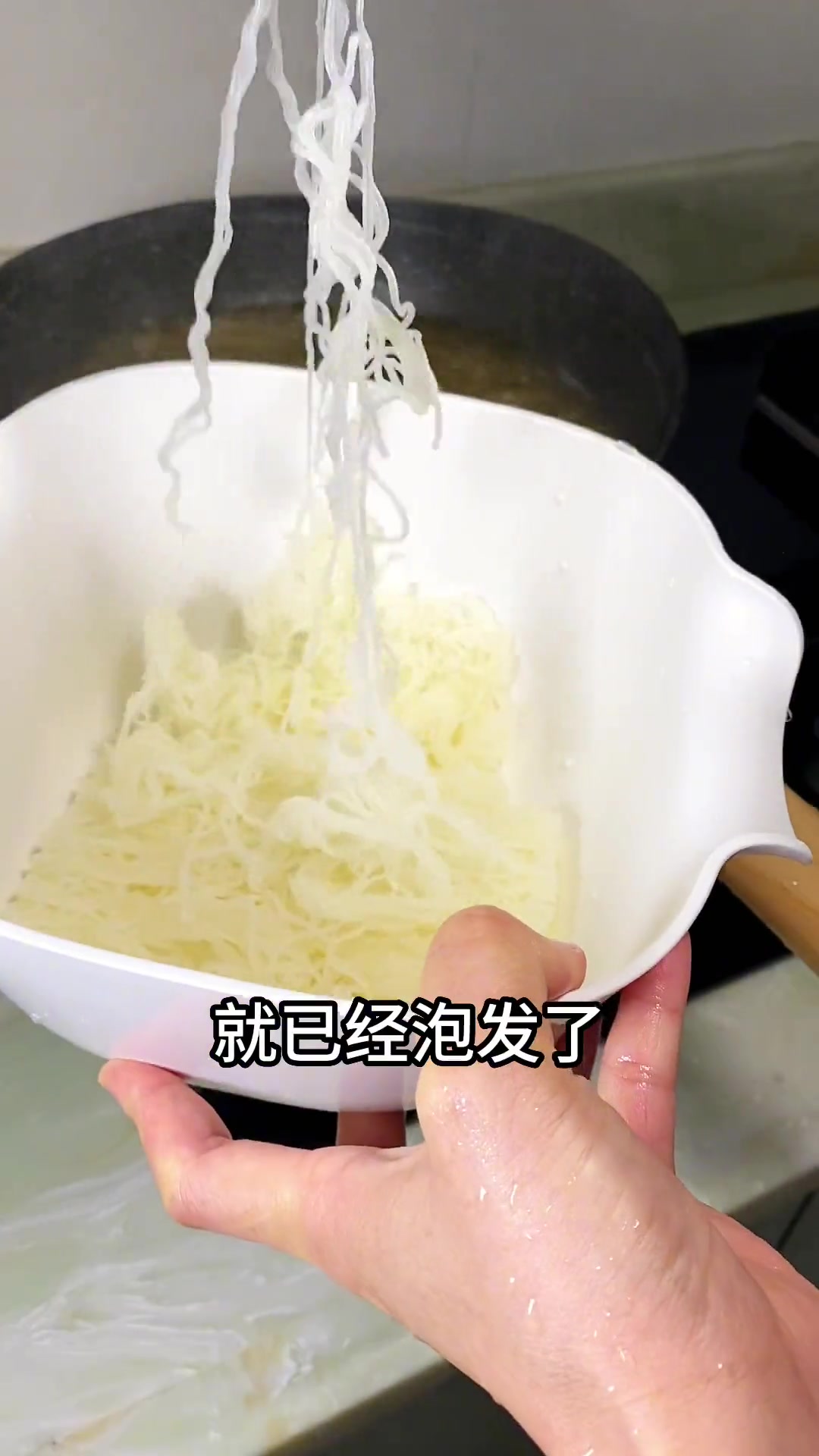 早上就来碗雪菜肉丝汤米粉吧