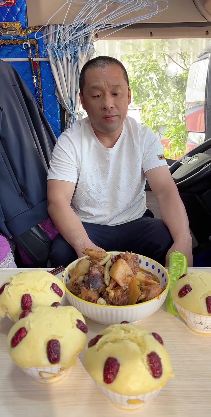 两人在家超简单!用玉米面自发粉蒸碗糕啦