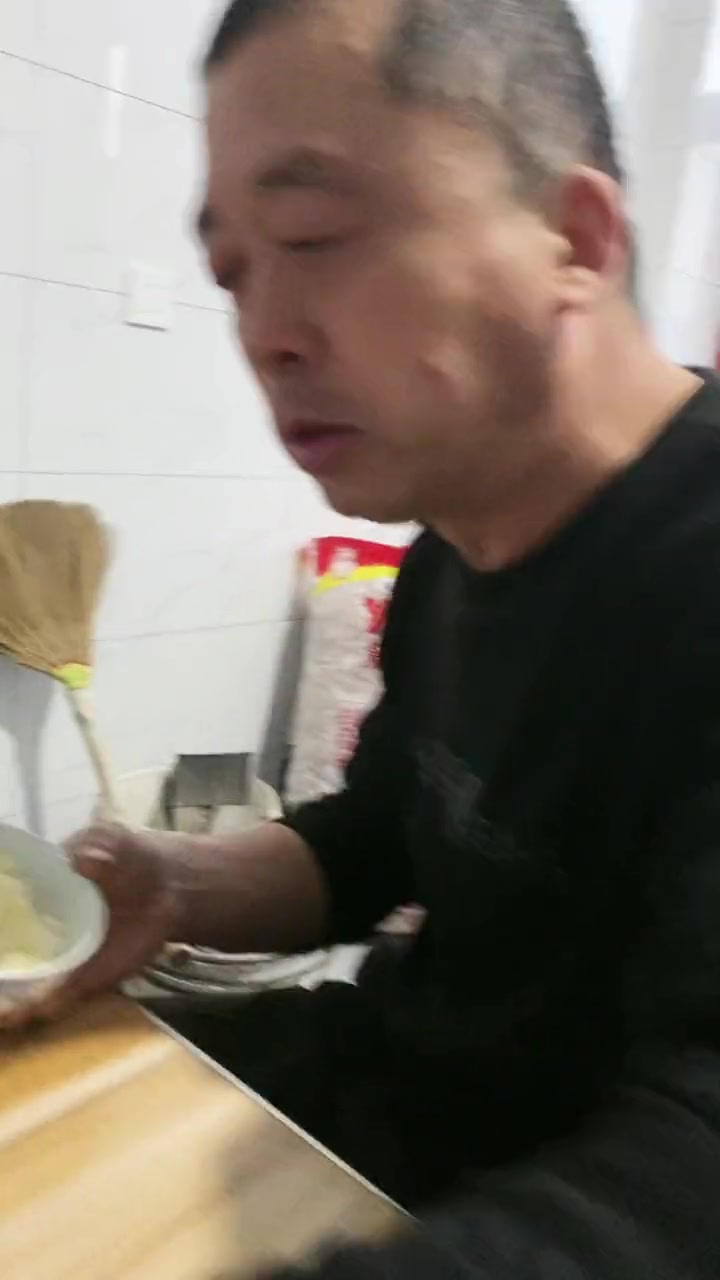 开饭啦!俩菜刀鱼俩菜二米饭,小姨也早早回家