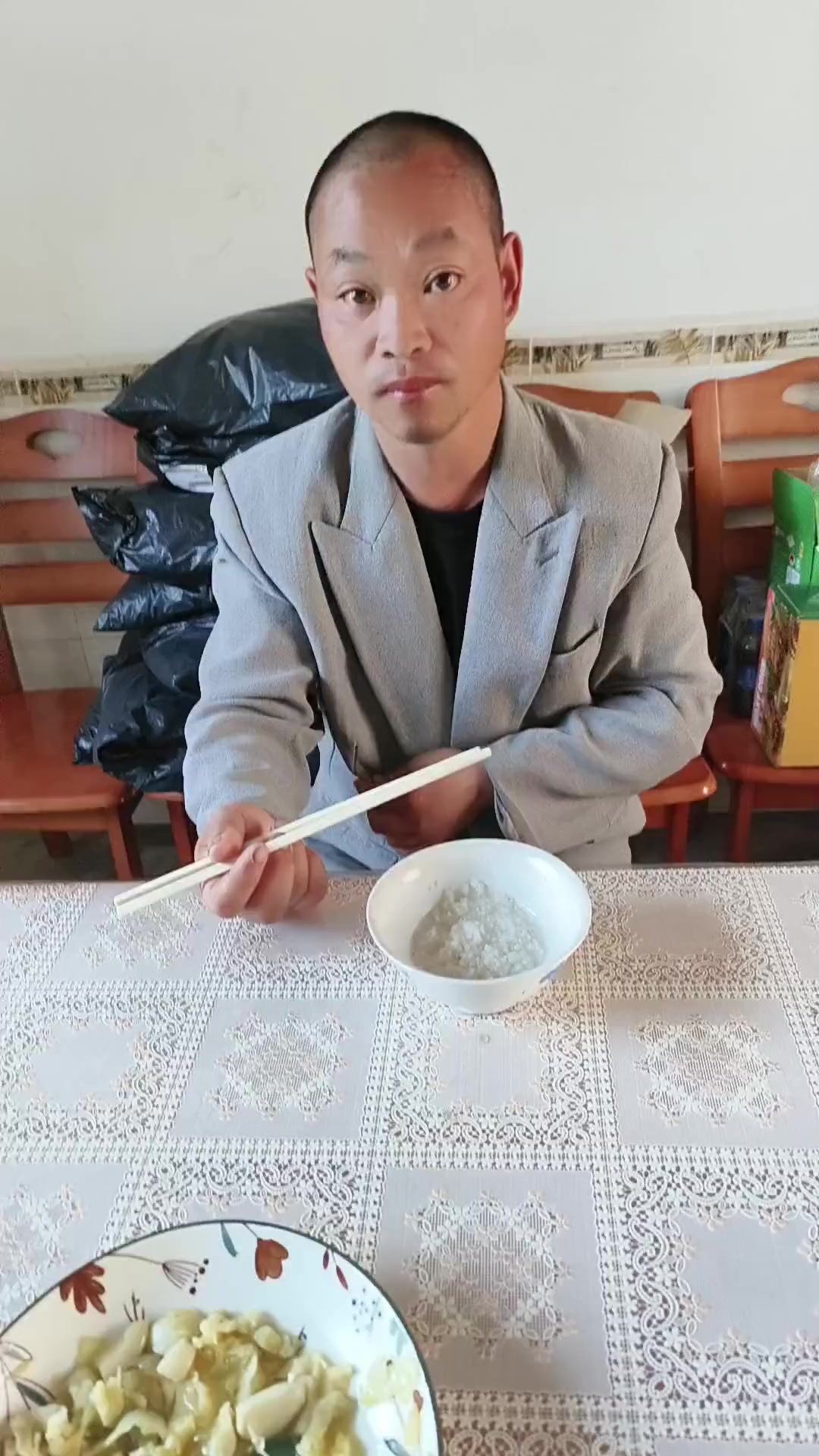 今天早餐：米告采子粥就榨菜香脆榨菜