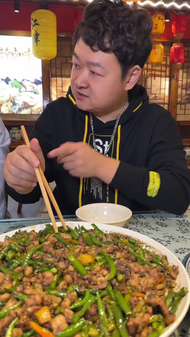 南岸回龙湾江津尖椒鸡又麻又鲜嫩,一口回味的重庆江湖味道