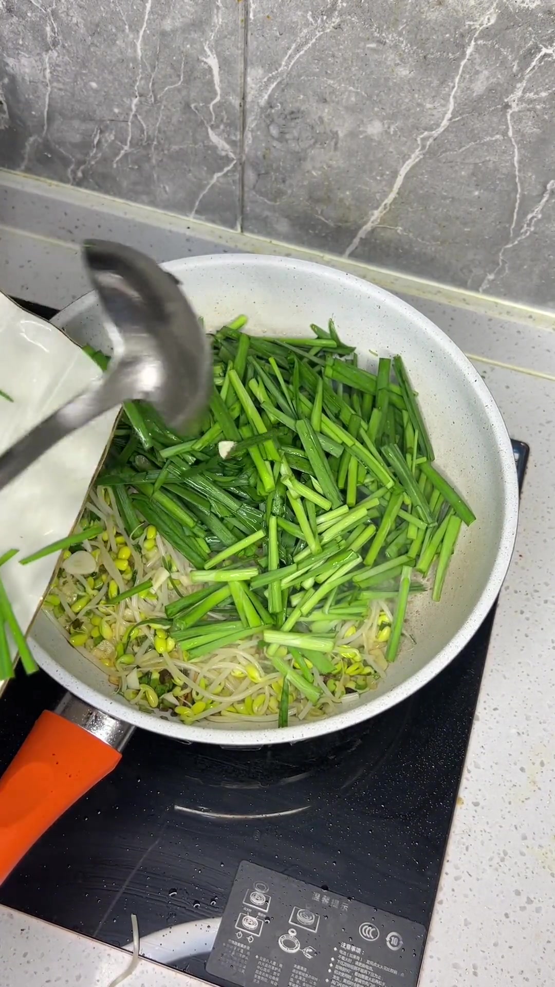 米饭配菜的绝配。很好吃豆芽韭菜炒粉条