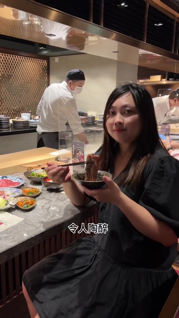 香港的赤身烧肉简约典雅的日式装潢，和舒适放松的用餐氛围，仿佛将我带入了日本的街头小酒馆