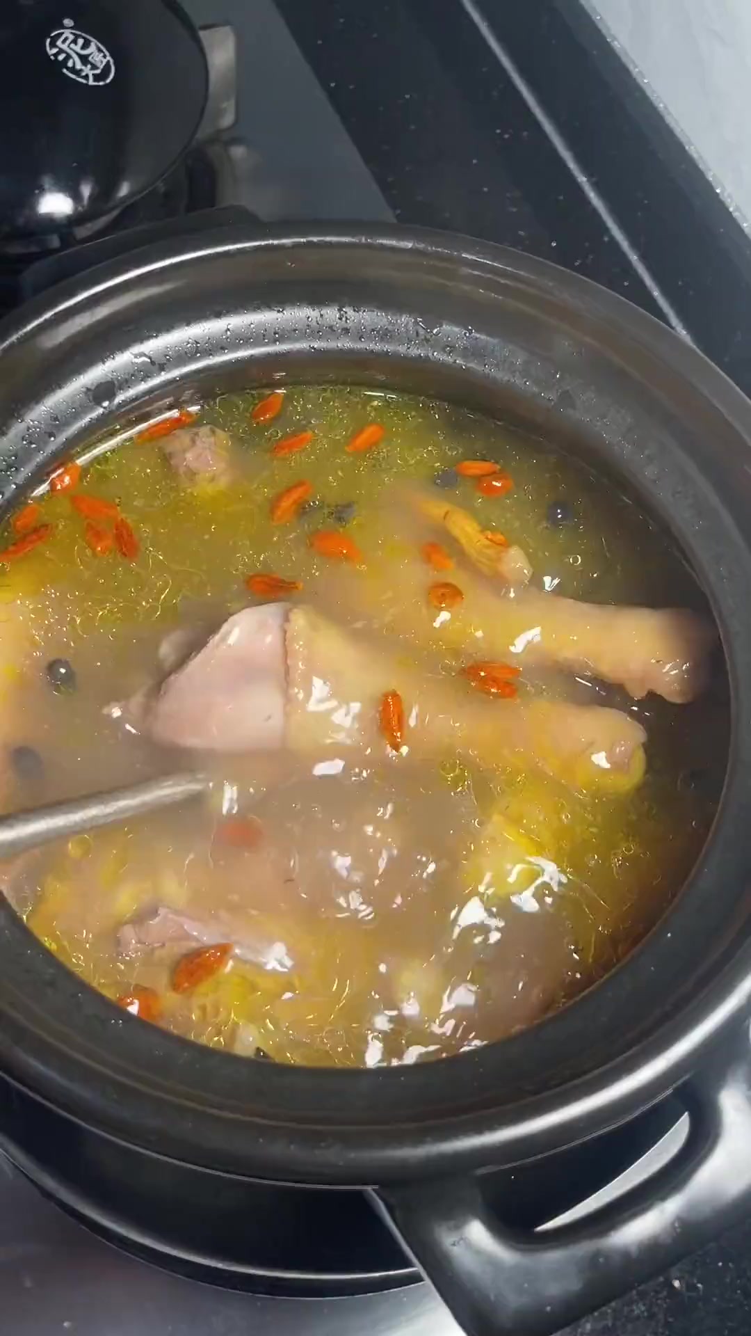 炎热的夏天，来一锅大骨炖鸡汤，汤鲜又好吃