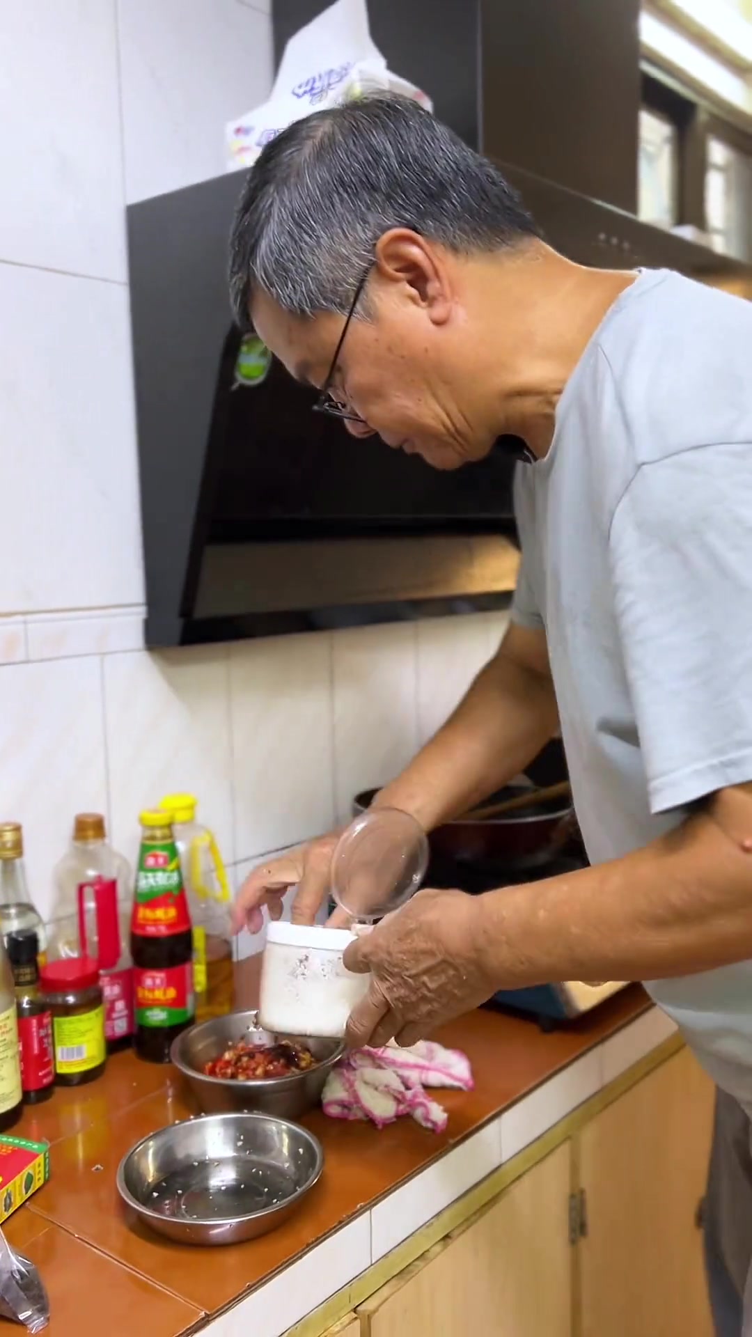 今天挑战一下湖南特色菜剁椒鱼头