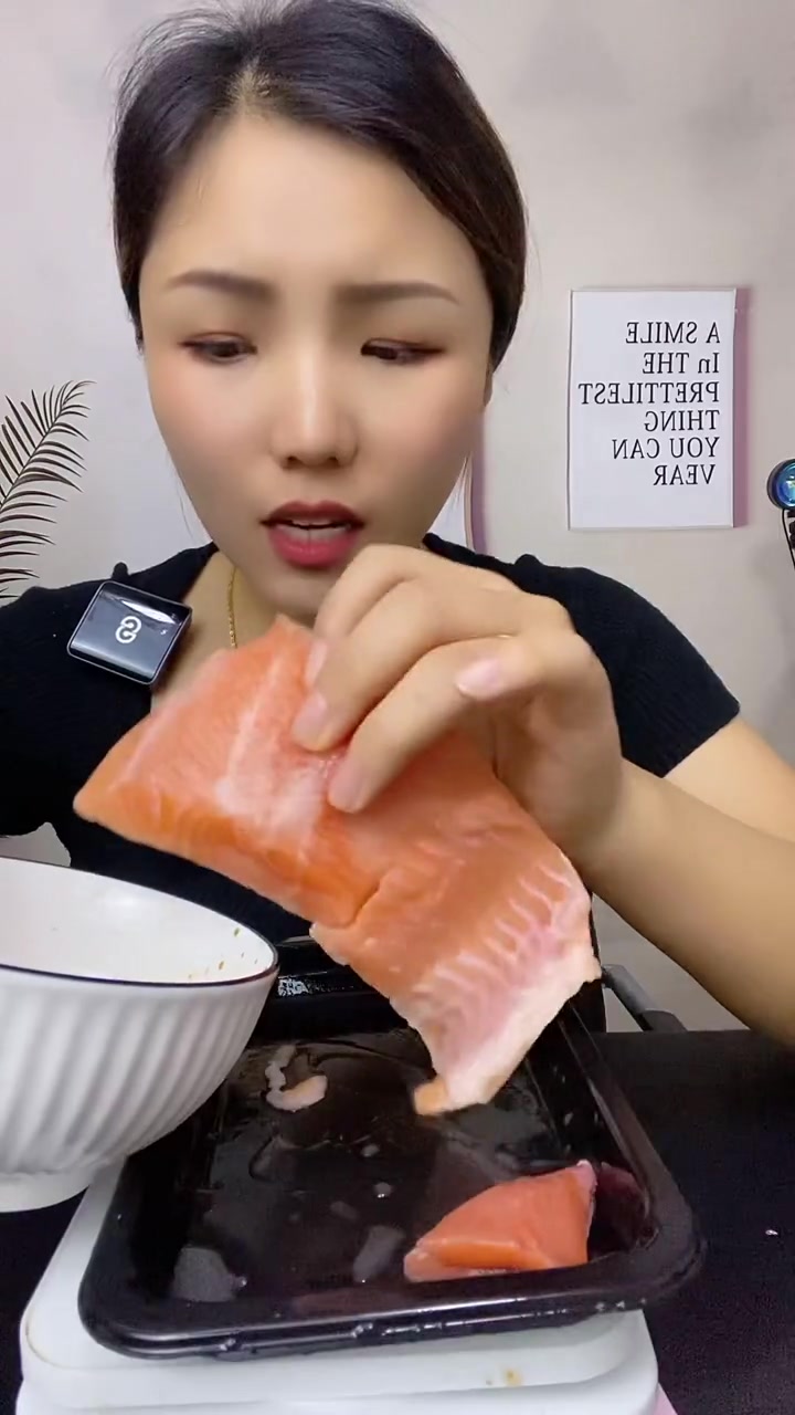 花几百买三文鱼,吃起来没味,生肉实在难下咽!