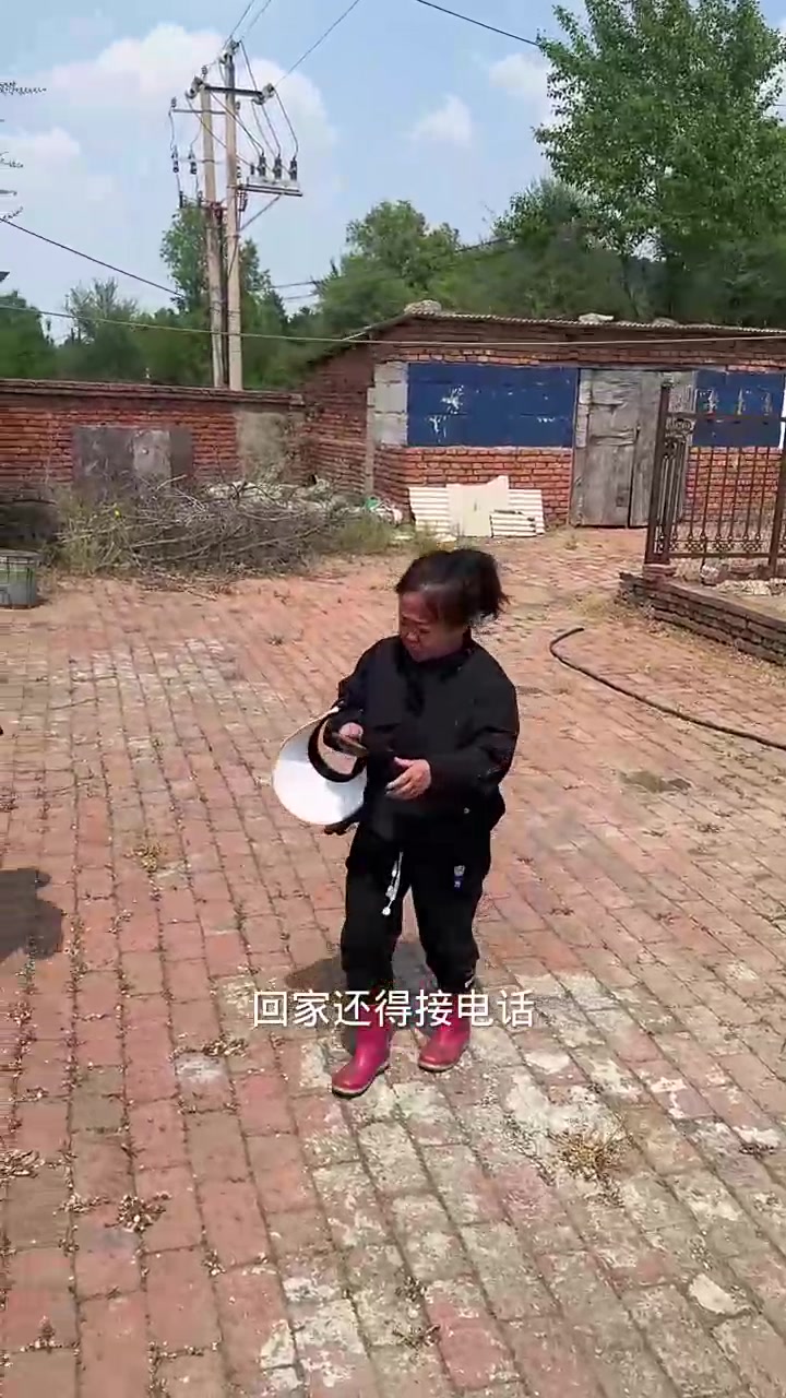 上山没踩着山野菜，那就实现小龙虾自由吧