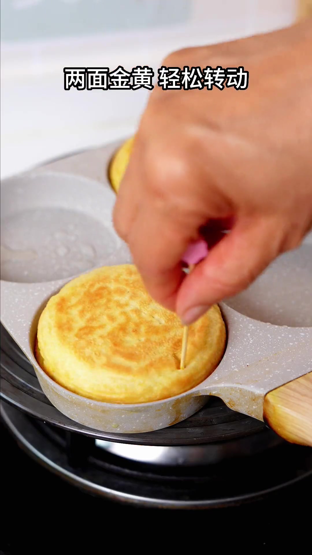 我家孩子奶奶今年67,每天给孩子做美食,今天奶奶给孩子安排了鸡蛋汉堡,鱼丸菠菜汤,营养美味