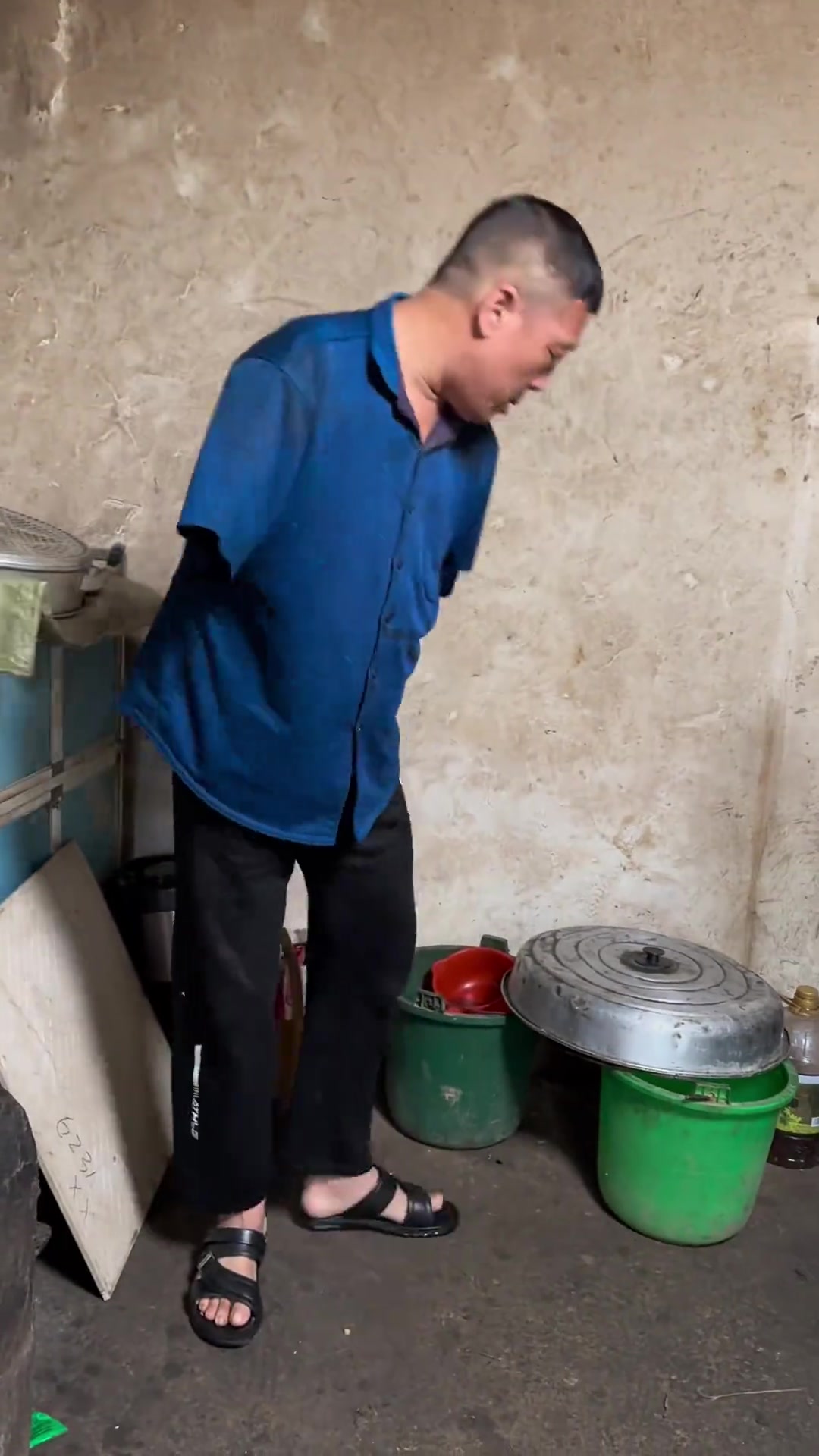 身体残疾仍心怀希望，梅菜扣肉配馒头超香！