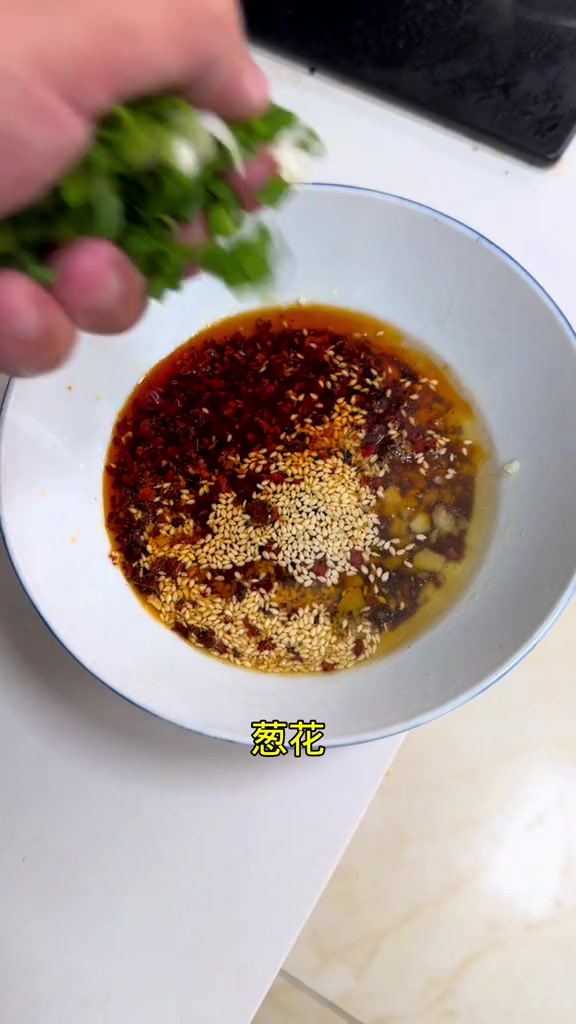 做一道好吃的凉拌皮蛋，非常香浓好吃