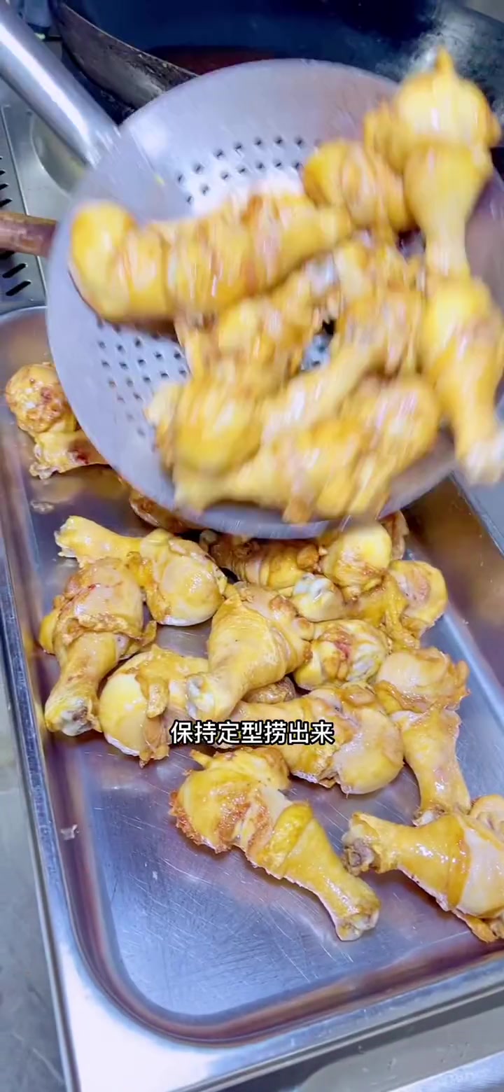 做法超简单的剁椒蒸鸡腿，香辣鲜嫩超下饭，快试试！