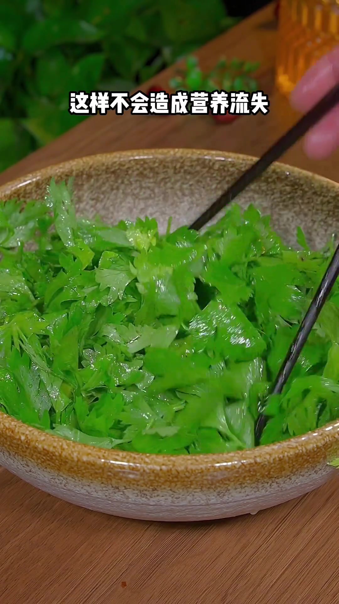 芹菜叶子加面粉拌一拌，原来是这么的好吃，既可以当主食又可以当菜