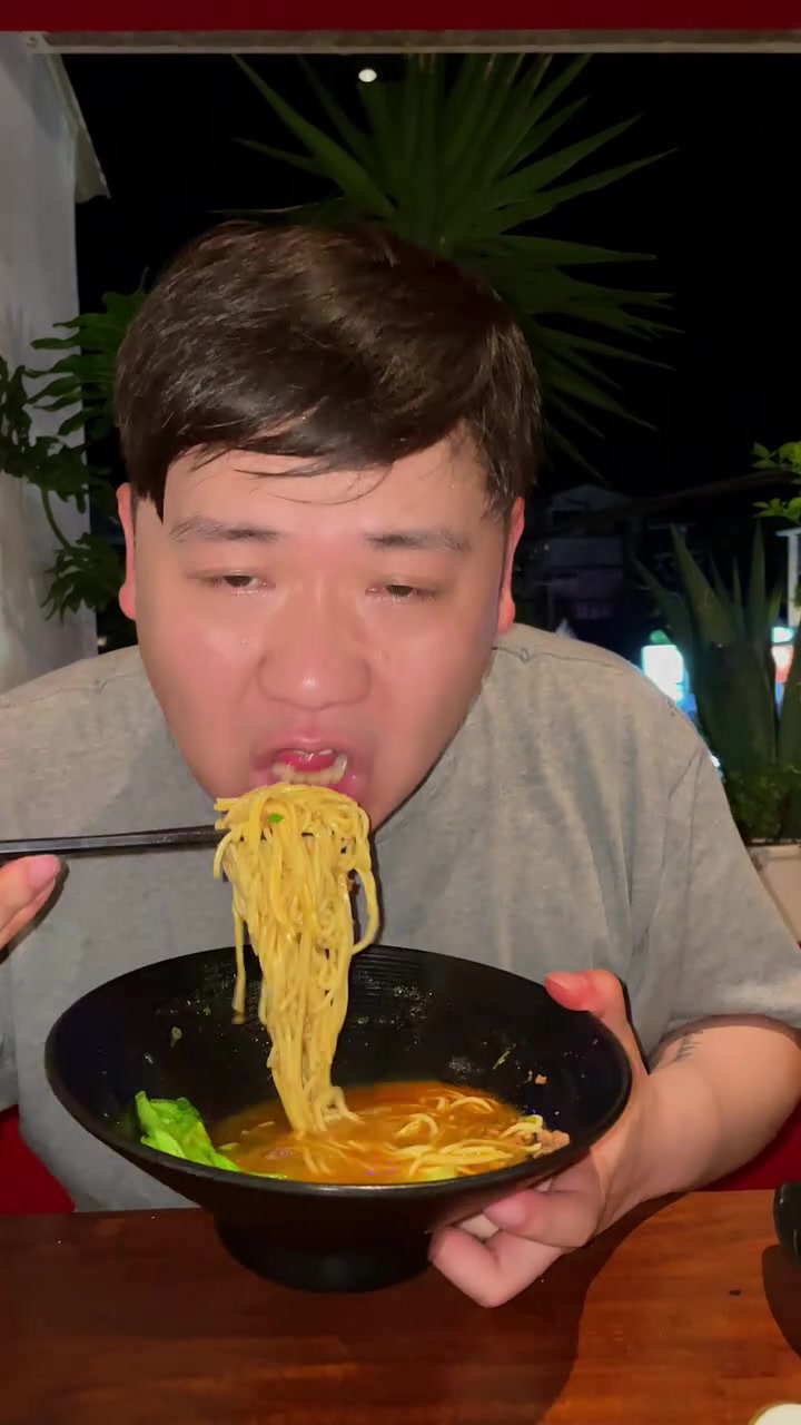 巴厘岛Vlog17 在海神庙看完日落 在临近水明漾回去的路上找了一家全是外国人吃饭的中餐面