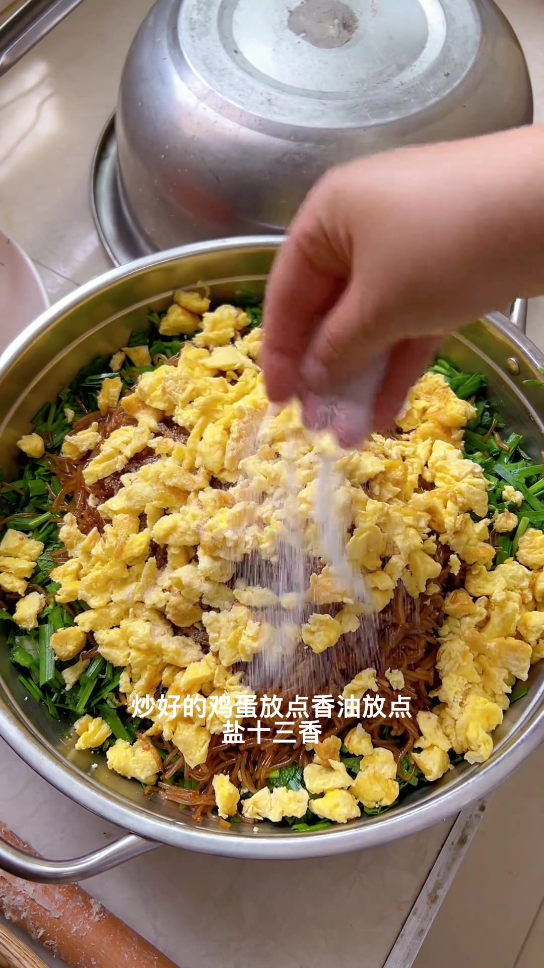 在河南过端午,除了吃粽子,还要炸菜角和糖糕,面烫好揉好是关键